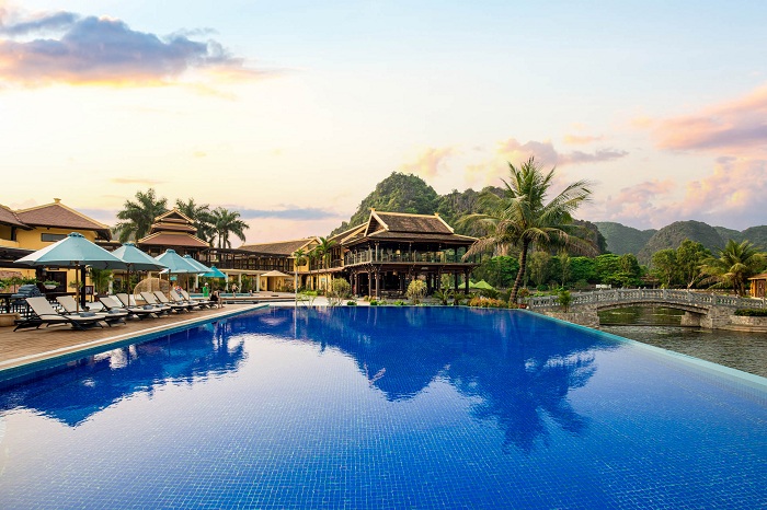 Emeralda Resort Tam Cốc mang đến một không gian nghỉ dưỡng toát lên tính duy mỹ, cao sang và quyền quý của tầng lớp quý tộc thuở vàng son